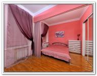 Ремонт помещения спальни в розово фиолетовых тонах