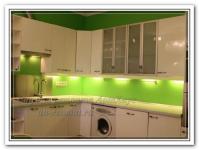 Ремонт помещения зеленой кухни с подсветкой