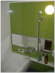 Ремонт помещения маленькой ванной с зеленой плиткой
