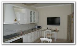 Ремонт дома на кухне с белыми фасадами и белой плиткой