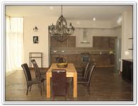 Ремонт дома на кухне с деревянными фасадами и кованной люстрой