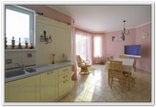 Ремонт дома на кухне в розовых оттенках и белыми фасадами