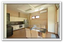 Ремонт дома на кухне в современном стиле с деревянными стенами
