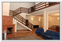 Ремонт дома с белой лестницей и деревянными перилами