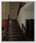 Ремонт дома с деревянной коричневой лестницей 