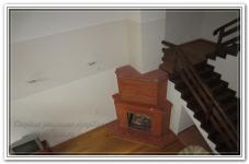 Ремонт дома с деревянной лестницей и кирпичным камином