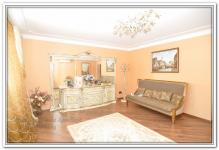 Ремонт дома в гостиной в персиковых цветах с крашенными стенами и коричневым паркетом 
