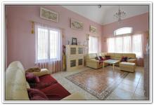 Ремонт дома в бело-розовых тонах с кожаным белым диваном и плиткой на полу