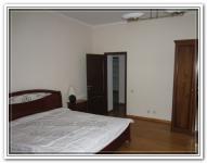 Ремонт дома в белой спальне с коричневой деревянной мебелью