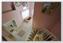 Ремонт дома в лестничном пролете в розовых оттенках