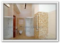 Ремонт дома в ванной комнате с деревом и мозаикой