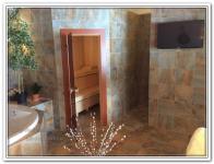 Ремонт дома в ванной комнате отделанной камнем с сауной