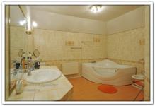 Ремонт дома в ванной комнате с бежевой плиткой
