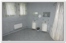 Ремонт дома в ванной комнате с двумя раковинами