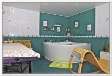 Ремонт дома в ванной с бело-бирюзовой плиткой и джакузи