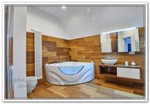 Ремонт дома в ванной с деревянными стенами и полом