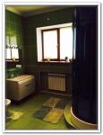 Ремонт дома в ванной с зеленой плиткой и окном