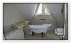 Ремонт дома в ванной в мансарде в стиле прованс
