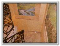 Элитный евроремонт лестничного пролета с росписью и кованой лестницей фото