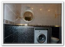 Эксклюзивный евроремонт ванной с нишей из мозаики для стиральной машины фото