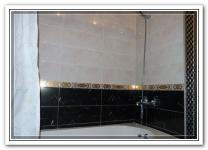 Эксклюзивный евроремонт ванной с черно-белой плиткой с золотыми элементами фото