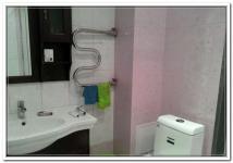 ванная и туалет под ключ с бело розовой плиткой