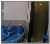 Ремонт ванных комнат под ключ со стеклянной дверью и синей джакузи