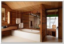 ванная под ключ в деревянном доме с мраморной ванной