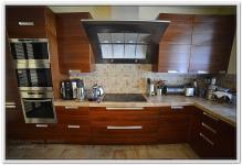 Ремонт квартир на кухне с фартуком из мозайки и деревянными фасадами