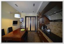 Ремонт квартир на кухне с точечным освещением и деревянной мебелью в современном стиле