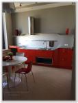 Ремонт квартир с красной кухней и серыми стенами