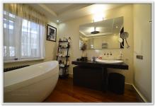 Ремонт квартир с окном в ванной комнате и паркетом на полу