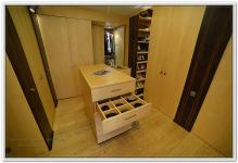 Ремонт квартир в гардеробной с большим количеством деревянных шкафов