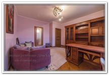 Ремонт квартир в гостиной с деревянной мебелью в розовых тонах