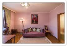 Ремонт квартир в гостиной в бело-розовых тонах