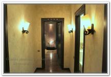 Ремонт квартир в коридоре с настенным освещением и венецианской штукатуркой