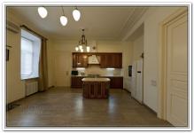 Ремонт квартир в кухне больших размеров с островком в светлых тонах с серой плиткой на полу