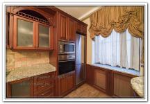 Ремонт квартир в кухне в классическим стиле с бежевой плиткой и экраном на батарее