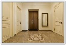 Ремонт квартир в прихожей с плиткой под дерево на полу с белыми межкомнатными и коричневой входной дверью