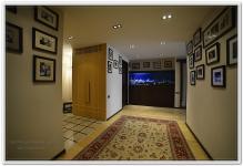 Ремонт квартир в просторном коридоре с точечным освещением и аквариумом