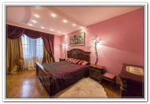 Ремонт квартир в розовой спальне с необычным потолком 