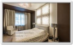 Ремонт квартир в спальне с дизайнерским решением в бело-коричневых цветах