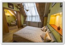 Ремонт квартир в спальне с необычными окнами в оливковых оттенках