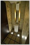 Ремонт квартир в туалете с цветочными обоями и подсветкой на полу
