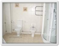 Ремонт квартир в ванной комнате с белой плиткой и цветными вставками