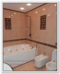 Ремонт квартир в ванной комнате с бежево-коричневой плиткой и беде