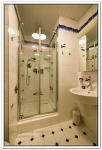 Ремонт квартир в ванной комнате с душем в сине-белых тонах с реечным потолком