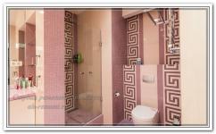Ремонт квартир в ванной комнате с розовой мозаикой и душевой со стеклянными дверьми