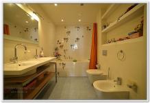 Ремонт квартир в ванной комнате, совмещенной с туалетом с бело-красной плиткой