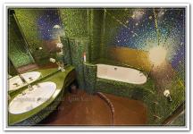 Ремонт квартир в ванной нестандартной планировки с космической мозайкой зеленого цвета